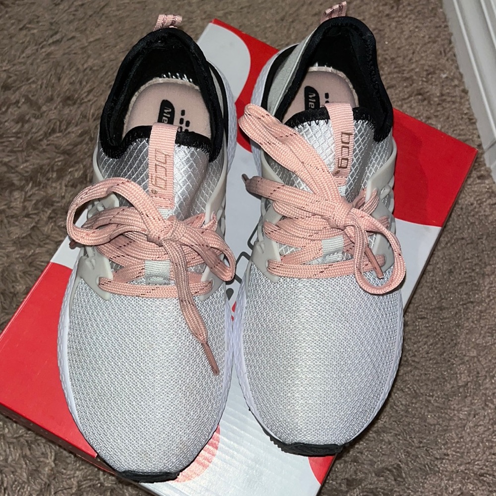 Women tennis shoes size 6